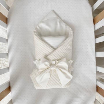 Paturica bebe din satin si material tricotat cu pilota si fundita, milky